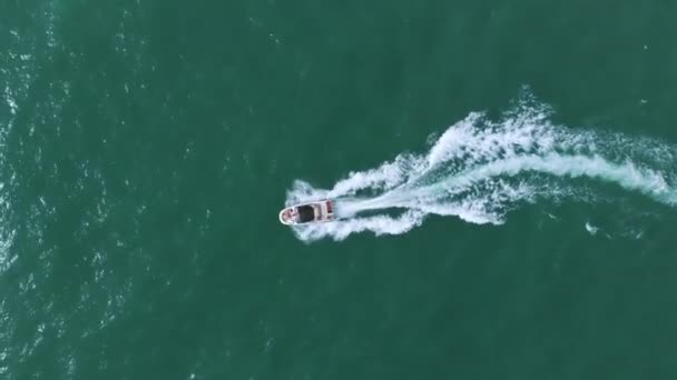 Velero a motor en el mar de la calma turquesa en Benidorm, España - Deportes náuticos — Vídeo de stock