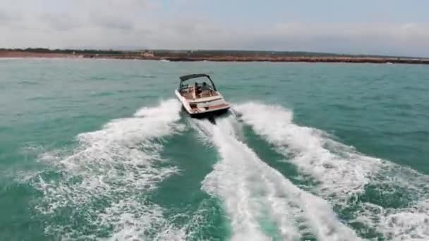 Velocidade barco vela no mar calmo fazendo ondas espumosas turistas se divertindo — Vídeo de Stock