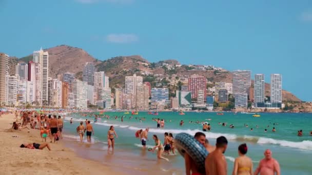 Gente disfrutando de la playa en un día soleado en Benidorm España - Concepto de vacaciones — Vídeos de Stock