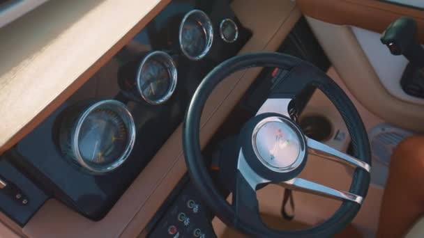 Interior del volante del coche y tacómetro calibrador interior del coche detalles — Vídeo de stock