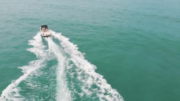Des vacanciers en bateau à moteur sur la plage de Poniente sur la Costa Blanca en Espagne — Video