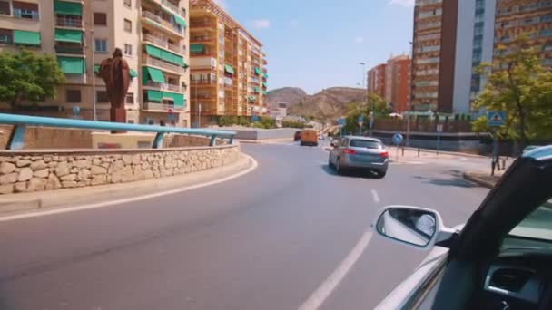 Köprüdeki arabaların, sol taraftaki dairelere doğru dönmelerinin arka görüntüsü. — Stok video