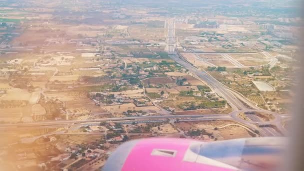 Avion volant à travers les nuages au-dessus de l'Espagne - Images à travers la fenêtre de l'avion — Video