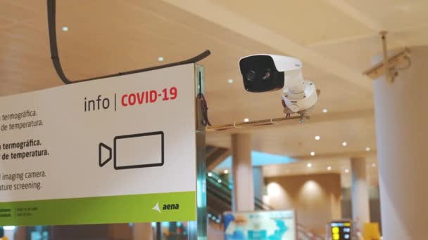 Zarejestruj tablicę z Covid Information Sign at Aena Airport Benidorm, Hiszpania — Wideo stockowe