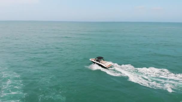 Benidorm, İspanya 'da Costa Blanca' da Poniente Sahilinde motorlu tekne süren turistler — Stok video