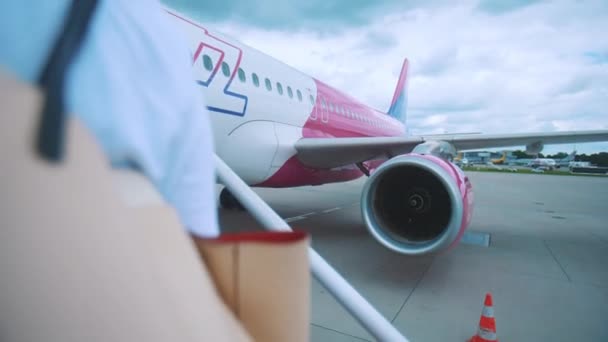 Turisták felé mozog a lépcsőn a repülőgép - Beszállás a repülőgépbe — Stock videók
