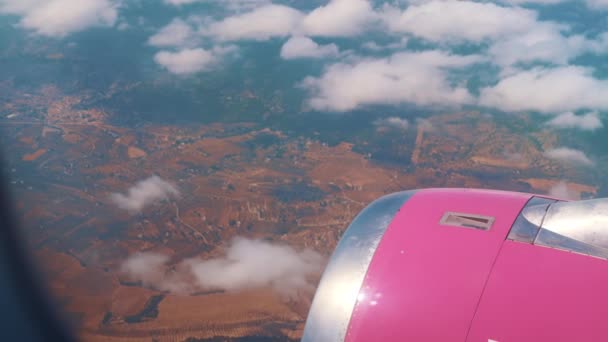 Bulutların üzerinden uçan uçak İspanya 'nın üzerinden geçen uçak - Uçak penceresinden geçen kamera — Stok video