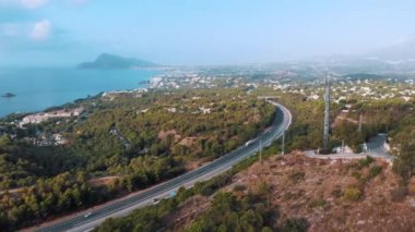 İspanya 'nın Costa Blanca caddesindeki Altea Hills' in iki tarafında da ağaçlar var.