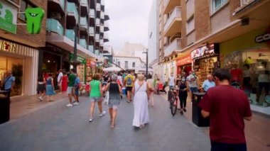 Benidorm 'da Sokakta Yürüyen Turistler - Caddenin her iki tarafında Dükkanlar