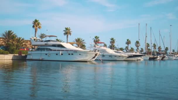 Alicante Costa Blanca İspanya 'daki Marina Limanı' ndaki yat ve tekneler - Altea Hills — Stok video