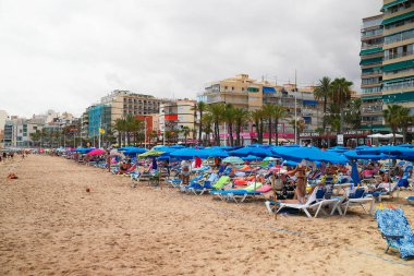 İspanya 'nın Benidorm Sahili Akdeniz' inde güneşlenen Tatilciler - Alicante