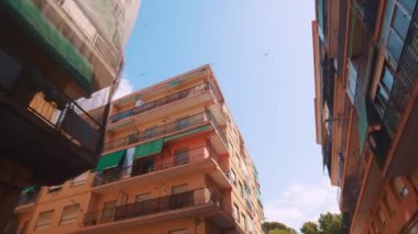 Benidorm 'daki caddenin iki yakasındaki renkli modern konut binaları 
