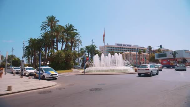 Melia Alicante Popular Hotel de luxo e Resort em Costa Brava - Turistas a pé — Vídeo de Stock