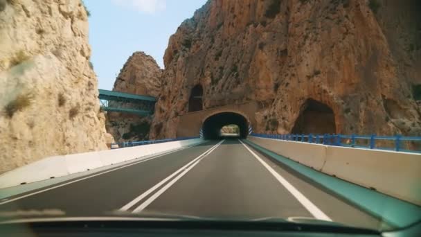 ベニドームの山を通ってトンネルに入る車スペイン山の尾根 — ストック動画