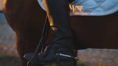 Odak noktası atın ön kısmı ve bir çift bacağı. Tanınmayacak halde ve çizmesi mahmuzlu. 