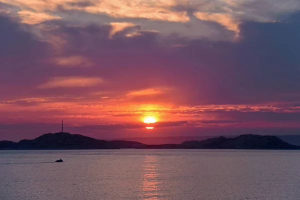 Schöner Blutroter Sonnenuntergang Über Dem Meer Und Den Inseln Nahe — Stockfoto