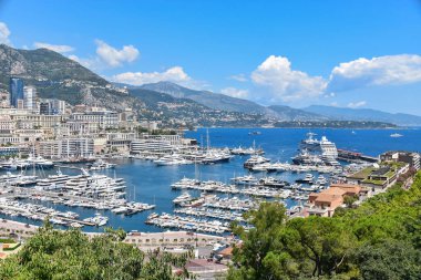 Monako limanının en üst manzarası birçok güzel yatla
