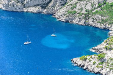 Marsilya yakınlarındaki Fransız Rivierasında turkuaz deniz.