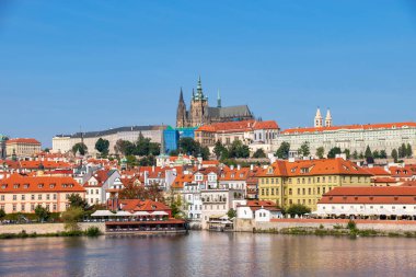 Prag Kalesi ve Vltava Nehri manzaralı. Prag, Çek Cumhuriyeti