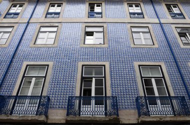 Lizbon, Portekiz, 30 Nisan 2017 Lizbon 'da tipik fayansları olan bir evin dokusu..