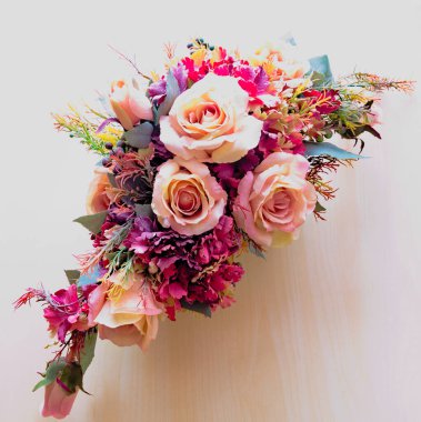 Renkli suni çiçek buketi.