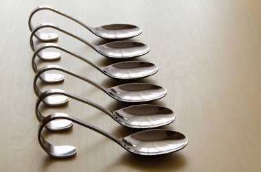 Kaşıklar eşit olarak masaya konur..