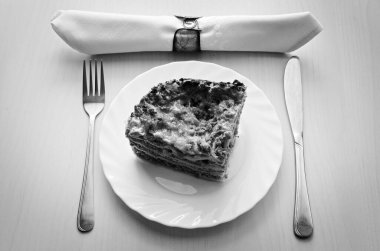 Tabakta sıcak lazanya.