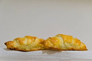 Taze pişmiş kruvasan ve şekerleme.