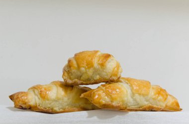 Taze pişmiş kruvasan ve şekerleme.