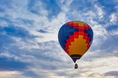 bulutlu gökyüzüne karşı balon