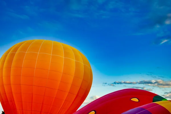 Açık mavi gökyüzüne karşı iki balon — Stok fotoğraf