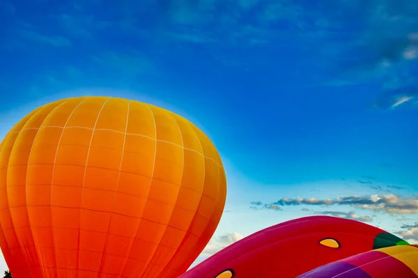 Deux ballons contre un ciel bleu clair — Photo