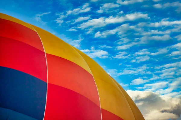 Globo multicolor contra el cielo azul —  Fotos de Stock