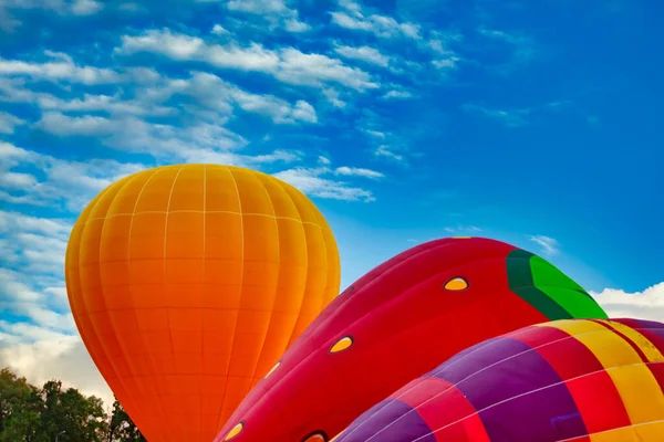 Mavi gökyüzüne karşı üç balon — Stok fotoğraf