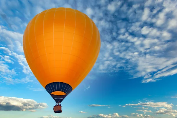 Globo naranja contra el cielo azul —  Fotos de Stock