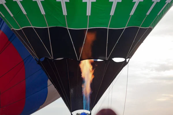 Vysoký plamen a černý zelený balón — Stock fotografie