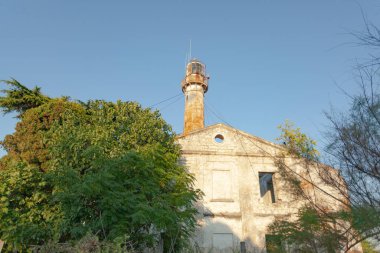 Mavi gökyüzüne karşı eski bina