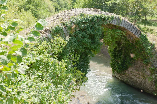 Antike halbrunde Steinbrücke — Stockfoto