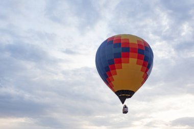 bulutlu gökyüzüne karşı balon