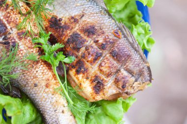 Izgarada sebzeli kızarmış levrek balığı.