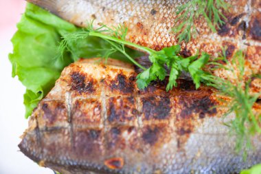 Izgarada sebzeli kızarmış levrek balığı.