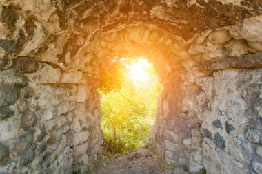 Eski kalenin kemeri Büyük bir kaldırım taşından