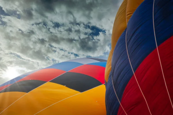 Dois balões multicoloridos contra céus nublados — Fotografia de Stock