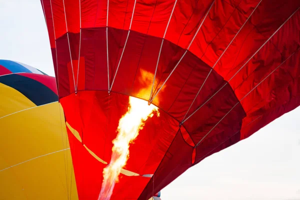 炎のゴンドラと気球 — ストック写真