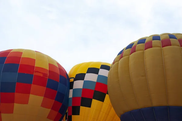 Bulutlu gökyüzüne karşı üç renkli balon — Stok fotoğraf