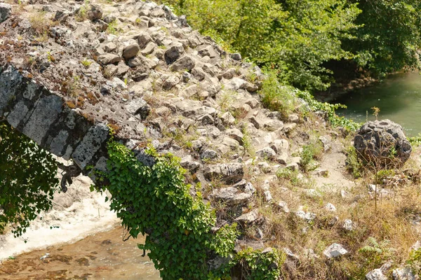 Oude halfronde brug — Stockfoto