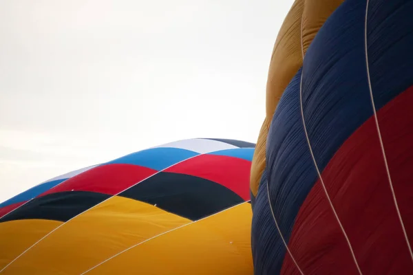 Dwa wielobarwne balony — Zdjęcie stockowe