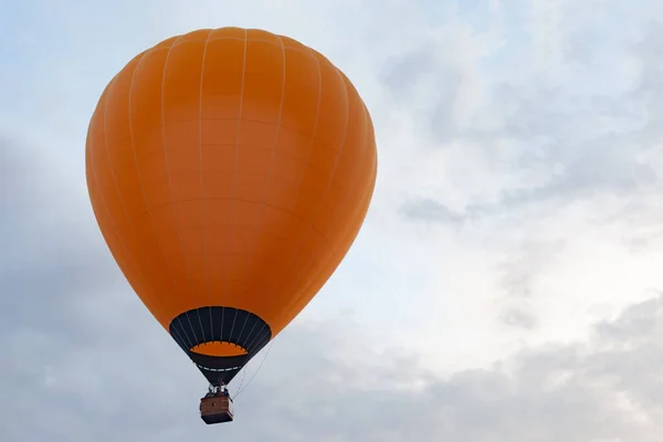 Aérostat orange dans un ciel couvert — Photo