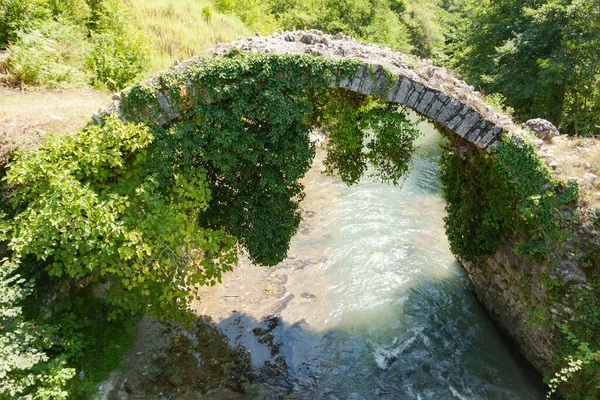 Antiguo puente de piedra semicircular — Foto de Stock