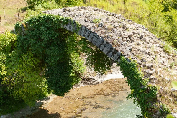 Starověký půlkruhový kamenný most — Stock fotografie